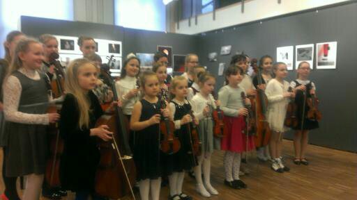 Mazo vijolnieku koncerts Mākslas namā 2017.gada martā